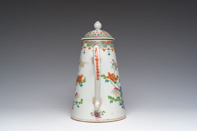 Een Chinese famille rose dekselkan met vogels bij bloesems, Qianlong