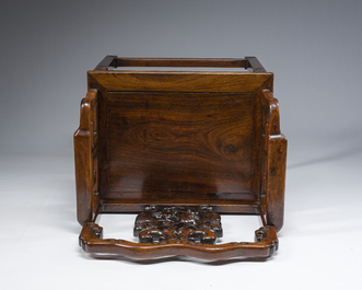 Chaise en bois dur sculpt&eacute; et ajour&eacute;, Chine, 20&egrave;me si&egrave;cle