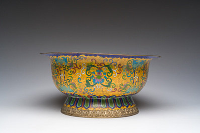 Een grote Chinese cloisonn&eacute; 'Shou' kom met gele fondkleur, 19de/20ste eeuw