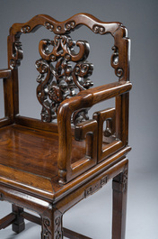 Chaise en bois dur sculpt&eacute; et ajour&eacute;, Chine, 20&egrave;me si&egrave;cle