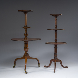 Twee Engelse mahoniehouten dumbwaiter met drie niveau's, 19de/20ste eeuw