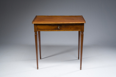 Table &agrave; &eacute;crire d'appoint Louis XVI en acajou et bronze ouvrant par un tiroir, France, d&eacute;but du 19&egrave;me si&egrave;cle
