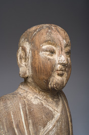 Sculpture de Luohan en bois sculpt&eacute; avec des traces de polychromie, 19&egrave;me si&egrave;cle