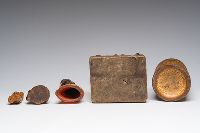 Een diverse collectie Chinese houten objecten en een Shou Lao sculptuur in hoorn, 19de/20ste eeuw