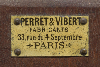 Gabriel Viardot (1830-1904, &agrave; la mani&egrave;re de): Vitrine dans le go&ucirc;t japonisant en bois sculpt&eacute; et incrust&eacute; d'os et de nacre, France, vers. 1900