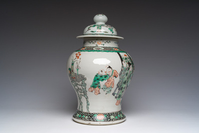 Vase couvert en porcelaine de Chine famille verte &agrave; d&eacute;cor de sc&egrave;nes anim&eacute;es et de chauves-souris, 19&egrave;me si&egrave;cle