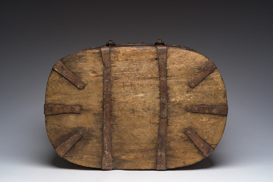 Coffre de voyage en bois courb&eacute; aux montures en fer forg&eacute;, Su&egrave;de, 18&egrave;me si&egrave;cle