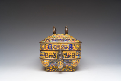 Een grote rechthoekige Chinese cloisonn&eacute; dekselkom met gele fondkleur, 19de eeuw
