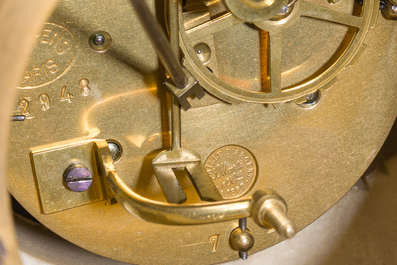 Rare pendule en forme d'ob&eacute;lisque surmont&eacute;e d'un aigle en marbre blanc aux montures en bronze dor&eacute;, France, fin du 19&egrave;me si&egrave;cle