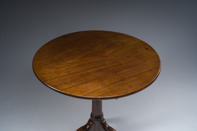 Table d'appoint ronde de type 'bird cage' &agrave; trois pieds en acajou, Angleterre, 19&egrave;me si&egrave;cle