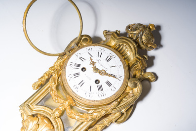 Pendule cartel de style Louis XVI en bronze dor&eacute; &agrave; d&eacute;cor de guirlandes, France, 19&egrave;me si&egrave;cle