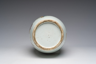 Een Chinese famille rose vaas met een dubbel decor van figuren in een tuin en antiquiteiten, 19de/20ste eeuw