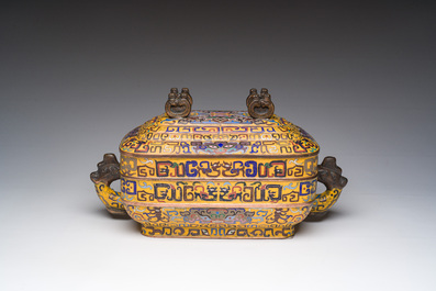 Een grote rechthoekige Chinese cloisonn&eacute; dekselkom met gele fondkleur, 19de eeuw