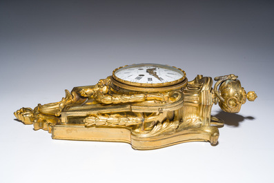 Pendule cartel de style Louis XVI en bronze dor&eacute; &agrave; d&eacute;cor de guirlandes, France, 19&egrave;me si&egrave;cle