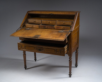 Secr&eacute;taire &agrave; abattant Louis XVI en ch&ecirc;ne &agrave; deux tiroirs, France, 18&egrave;me/19&egrave;me si&egrave;cle