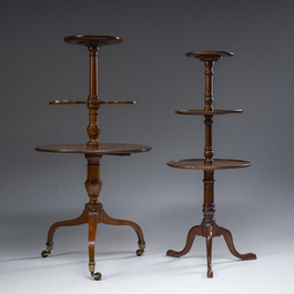 Twee Engelse mahoniehouten dumbwaiter met drie niveau's, 19de/20ste eeuw