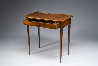 Table &agrave; &eacute;crire d'appoint Louis XVI en acajou et bronze ouvrant par un tiroir, France, d&eacute;but du 19&egrave;me si&egrave;cle