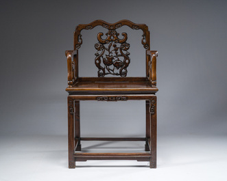Chaise en bois dur sculpt&eacute; et ajour&eacute;, Chine, 20&egrave;me si&egrave;cle