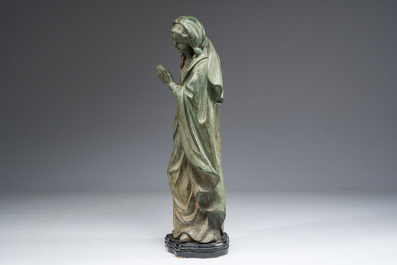 Europese school: Biddende Madonna, groengepatineerd brons op een ge&euml;boniseerd houten basis, 20ste eeuw