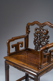 Chaise en bois dur sculpt&eacute; et ajour&eacute;, Chine, 20&egrave;me si&egrave;cle