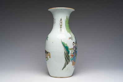 Een Chinese famille rose vaas met een dubbel decor van figuren in een tuin en antiquiteiten, 19de/20ste eeuw