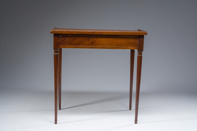 Table &agrave; &eacute;crire d'appoint Louis XVI en acajou et bronze ouvrant par un tiroir, France, d&eacute;but du 19&egrave;me si&egrave;cle