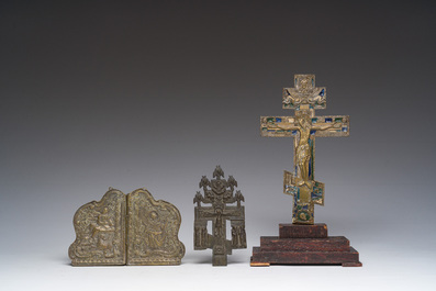 Collection vari&eacute;e d'ic&ocirc;nes de voyage et de croix orthodoxes principalement en bronze en partie &eacute;maill&eacute;es, Russie, principalement 18&egrave;me/19&egrave;me si&egrave;cle