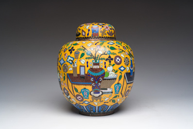 Een Chinese cloisonn&eacute; dekselpot met decor van antiquiteiten op gele fondkleur, 19de eeuw