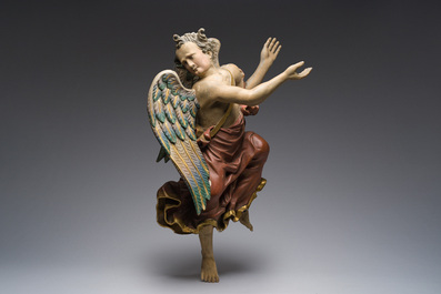 Grand ange en bois sculpt&eacute; et polychrom, Italie, 18&egrave;me si&egrave;cle et post&eacute;rieur
