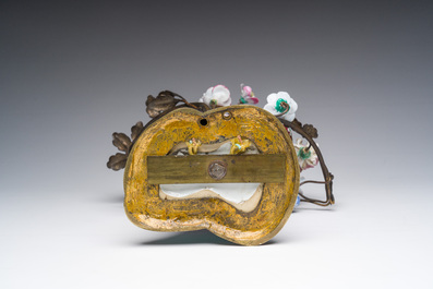 Een Samson porseleinen famille rose-stijl sculptuur met bronzen montuur, Parijs, eind 19de eeuw