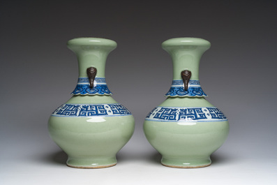 Paire de vases en porcelaine de Chine bleu et blanc sur fond c&eacute;ladon &agrave; d&eacute;cor de dragons 'kui', 19&egrave;me/20&egrave;me si&egrave;cle