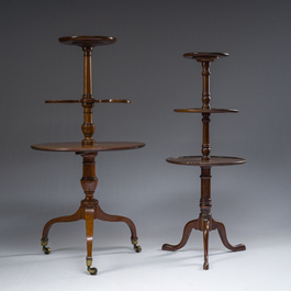 Twee Engelse mahoniehouten dumbwaiter met drie niveau's, 19de/20ste eeuw