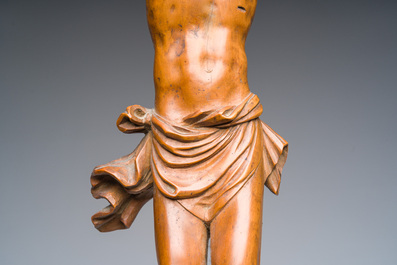 Paire de cariatides en bois patin&eacute; et deux Corpi Christi, 17&egrave;me si&egrave;cle et post&eacute;rieur