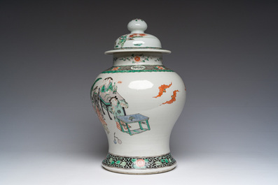 Vase couvert en porcelaine de Chine famille verte &agrave; d&eacute;cor de sc&egrave;nes anim&eacute;es et de chauves-souris, 19&egrave;me si&egrave;cle