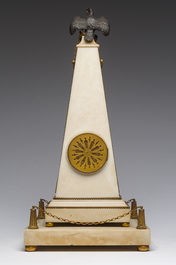 Rare pendule en forme d'ob&eacute;lisque surmont&eacute;e d'un aigle en marbre blanc aux montures en bronze dor&eacute;, France, fin du 19&egrave;me si&egrave;cle