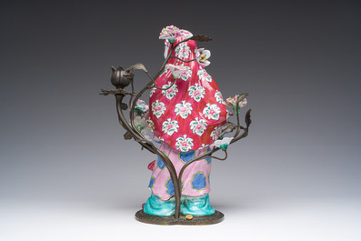 Een Samson porseleinen famille rose-stijl sculptuur met bronzen montuur, Parijs, eind 19de eeuw