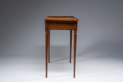 Table &agrave; &eacute;crire d'appoint Louis XVI en acajou et bronze ouvrant par un tiroir, France, d&eacute;but du 19&egrave;me si&egrave;cle