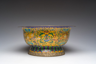 Een grote Chinese cloisonn&eacute; 'Shou' kom met gele fondkleur, 19de/20ste eeuw
