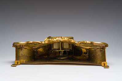 Een Franse verguld bronzen mantelklok bekroond met Leda en de zwaan, 19de eeuw