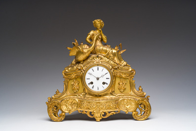 Een Franse verguld bronzen mantelklok bekroond met Leda en de zwaan, 19de eeuw