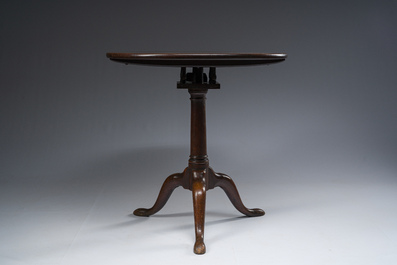 Table d'appoint ronde de type 'bird cage' &agrave; trois pieds en acajou, Angleterre, 19&egrave;me si&egrave;cle