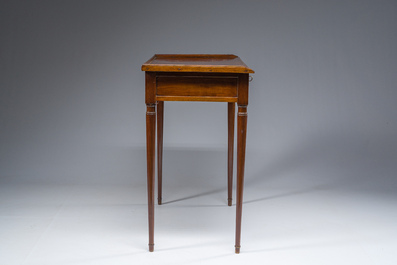 Table &agrave; &eacute;crire d'appoint Louis XVI en acajou et bronze ouvrant par un tiroir, France, d&eacute;but du 19&egrave;me si&egrave;cle