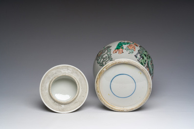 Vase couvert en porcelaine de Chine famille verte &agrave; d&eacute;cor de sc&egrave;nes anim&eacute;es et de chauves-souris, 19&egrave;me si&egrave;cle