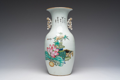 Een Chinese famille rose vaas met een dubbel decor van figuren in een tuin en antiquiteiten, 19de/20ste eeuw