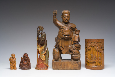 Een diverse collectie Chinese houten objecten en een Shou Lao sculptuur in hoorn, 19de/20ste eeuw