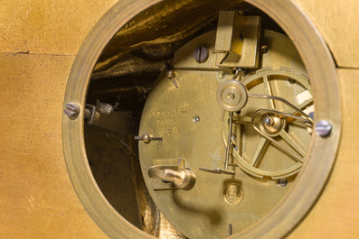 Een Franse verguld bronzen mantelklok bekroond met Leda en de zwaan, 19de eeuw