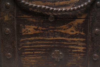 Coffre de voyage en bois courb&eacute; aux montures en fer forg&eacute;, Su&egrave;de, 18&egrave;me si&egrave;cle