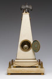 Rare pendule en forme d'ob&eacute;lisque surmont&eacute;e d'un aigle en marbre blanc aux montures en bronze dor&eacute;, France, fin du 19&egrave;me si&egrave;cle