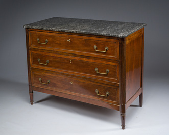 Commode de style Louis XVI en bois aux montures en bronze et plateau en marbre vein&eacute; gris, France, fin du 19&egrave;me si&egrave;cle