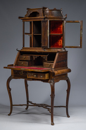 Gabriel Viardot (1830-1904, &agrave; la mani&egrave;re de): Vitrine dans le go&ucirc;t japonisant en bois sculpt&eacute; et incrust&eacute; d'os et de nacre, France, vers. 1900